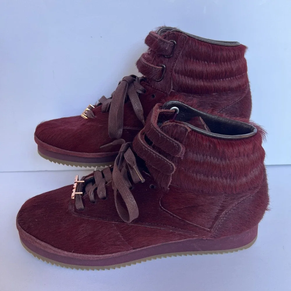 Reebok Freestyle Pony Hair Vibram Womens Sz 8 Amber Rose Merlot Gold Sneaker